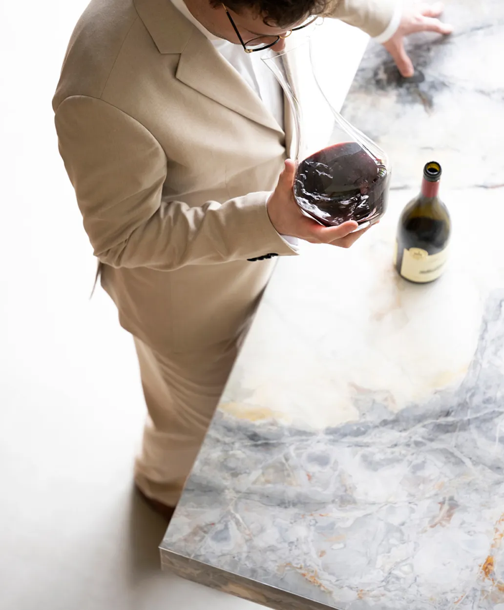 sommelier-wijn-degustatie Verschillende flessen wijn, waaronder wit, rood en rosé, voor een verfijnde wijnbeleving op een marmeren aanrecht.