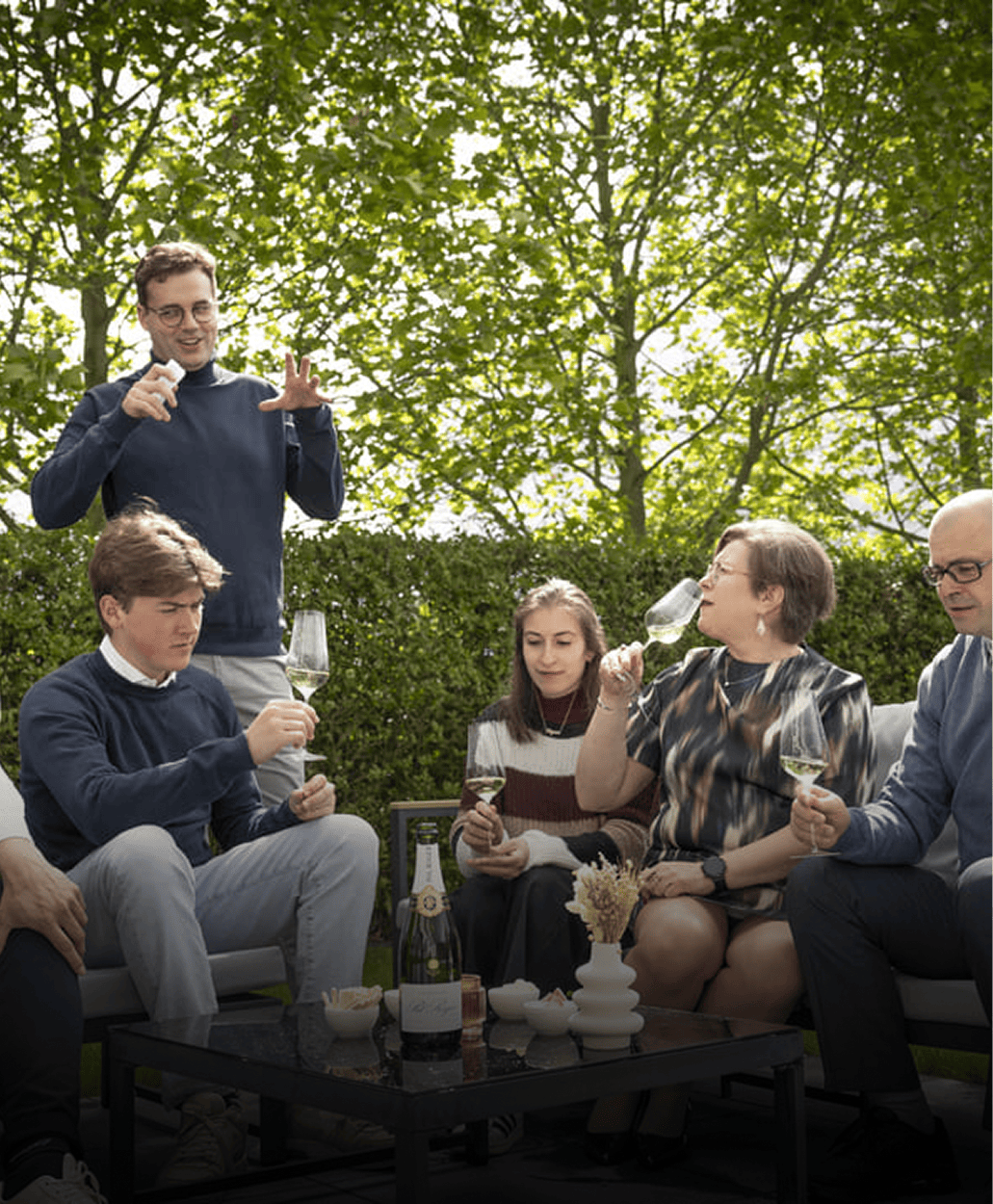 Vinspiré - Degustatie Beleef Verschillende flessen wijn, waaronder wit, rood en rosé, voor een verfijnde wijnbeleving op een marmeren aanrecht.