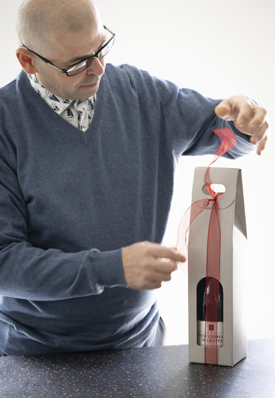 Luxe verpakte wijnfles als geschenk van Vinspiré